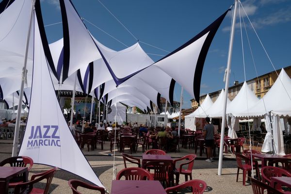 La place principale de Marciac, avec la scène du Festival Bis et les nombreuses terrasses de café.