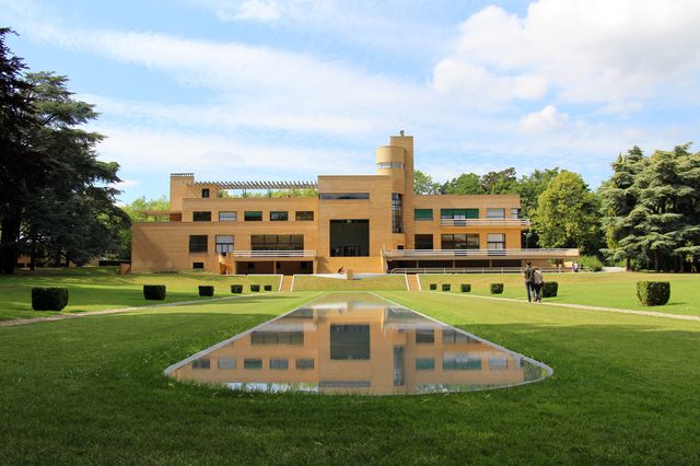 La villa Cavrois à Croix, une commande de Paul Cavrois, industriel roubaisien du textile à l'architecte parisien Robert Mallet-Stevens