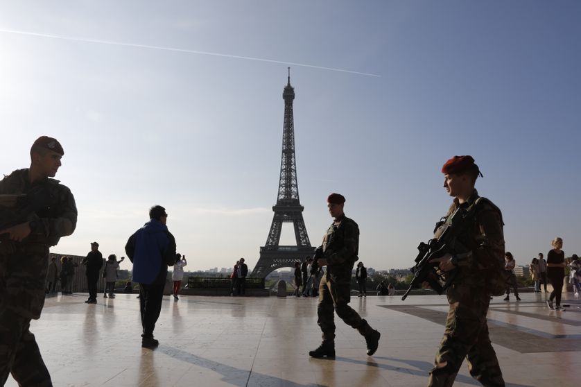 Des soldats de l'opération Sentinelle patrouillent devant la tour Eiffel à Paris, le 23 avril 2017