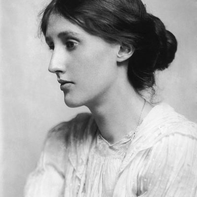 Portrait restauré de l'auteure et féministe britannique Virginia Woolf à 20 ans.