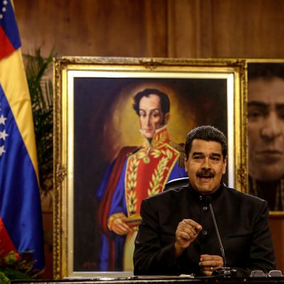 A Caracas (Venezuela), le 22 juin 2017, Nicolas Maduro tient une conférence de presse. Derrière lui trône le portrait de Simon Bolivar.
