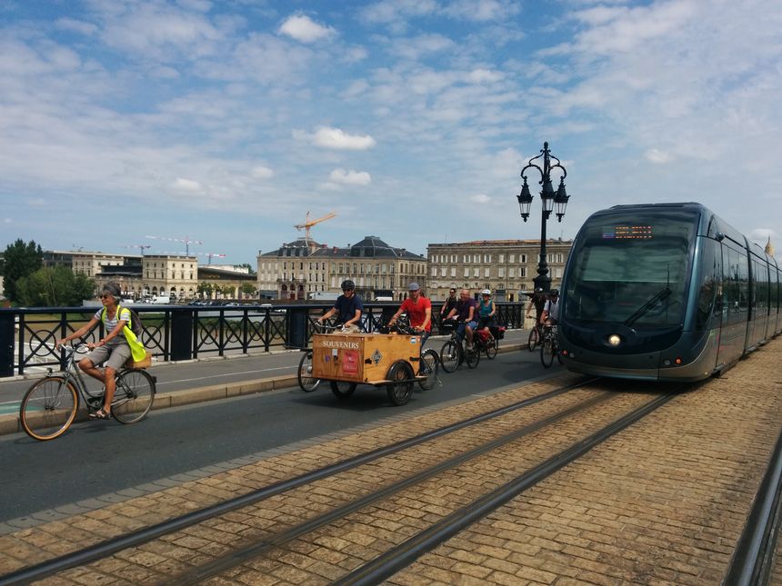 Les trams et les vélos cohabiteront désormais côte à côte sur le Pont de pierre
