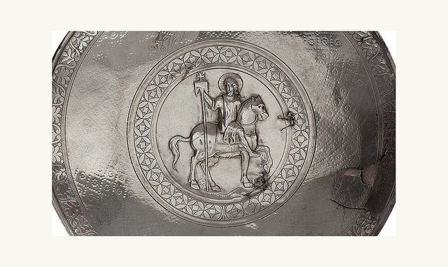 Plat représentant saint Julien Mar Elian protecteur de la ville d’Emèse actuelle Homs-Emèse Syrie VIIe siècle, Argent martelé et gravé Coll George Antaki Londres G. Antaki et Axia Art