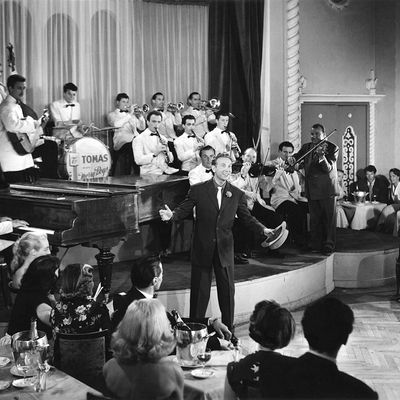 Charles Trenet dans la comédie musicale "Bouquet de Joie", direction Maurice Cam (Photo Sunset Boulevard/Corbis via Getty Images)