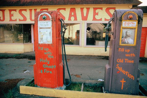 Avril 1974 : station essence reconvertie en centre prosélyte du "réveil religieux", à Potlatch (État de Washington).