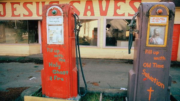 Avril 1974 : station essence reconvertie en centre prosélyte du "réveil religieux", à Potlatch (État de Washington).
