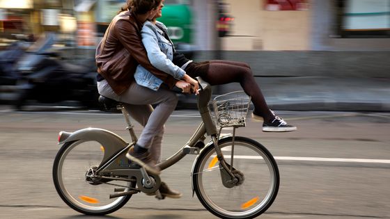 Une bonne raison de chasser la voiture : parce qu'on ne pourra jamais s'embrasser au volant ©AFP - FLORIAN DAVID / AFP