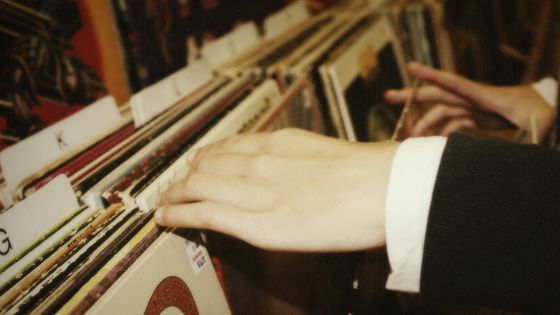 Vinyl Shopping ©Getty - Jeannette Rodriguez