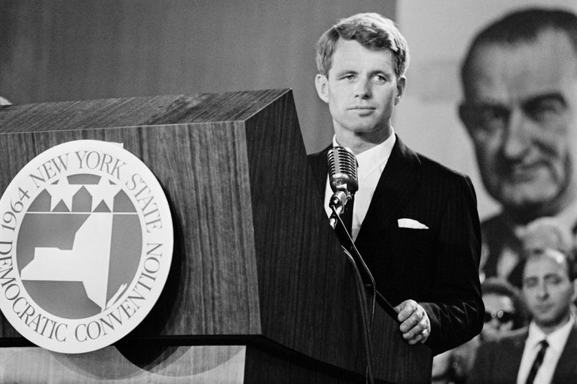 Le secrétaire de Défense américain Robert Kennedy prononce un discours le 2 septembre 1964 à la convention nationale des Démocrates à New-York