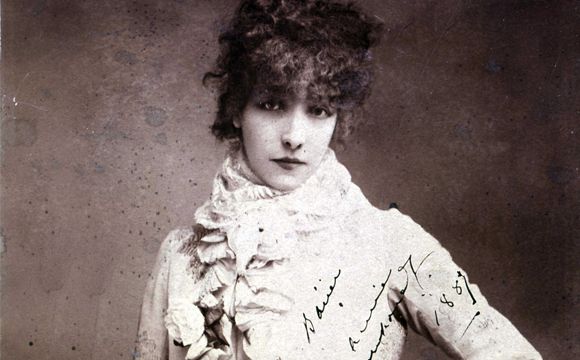 Sarah Bernhardt (1844-1923) est considérée comme la plus grande actrice française du XIXe siècle. Elle et Reynaldo Hahn deviennent des amis proches, malgré leur 30 ans d'écart. Photographie datant de 1887.