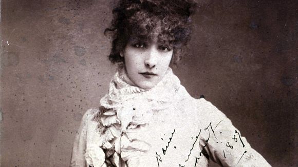 Sarah Bernhardt (1844-1923) est considérée comme la plus grande actrice française du XIXe siècle. Elle et Reynaldo Hahn deviennent des amis proches, malgré leur 30 ans d'écart. Photographie datant de 1887.