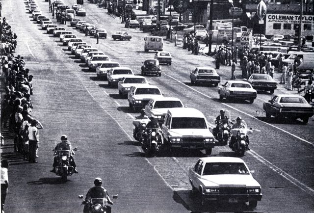 Cortège funéraire pour la mort d'Elvis Presley, le 18 août 1977