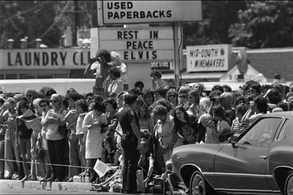 Le 16 août 1977, Elvis Presley meurt. Ses funérailles ont lieu le 18, à Memphis. De nombreux fans font le déplacement pour lu rendre hommage. Le 16 août 1977, Elvis Presley meurt. Ses funérailles ont lieu le 18, à Memphis. De nombreux fans font le déplacement pour lu rendre hommage.