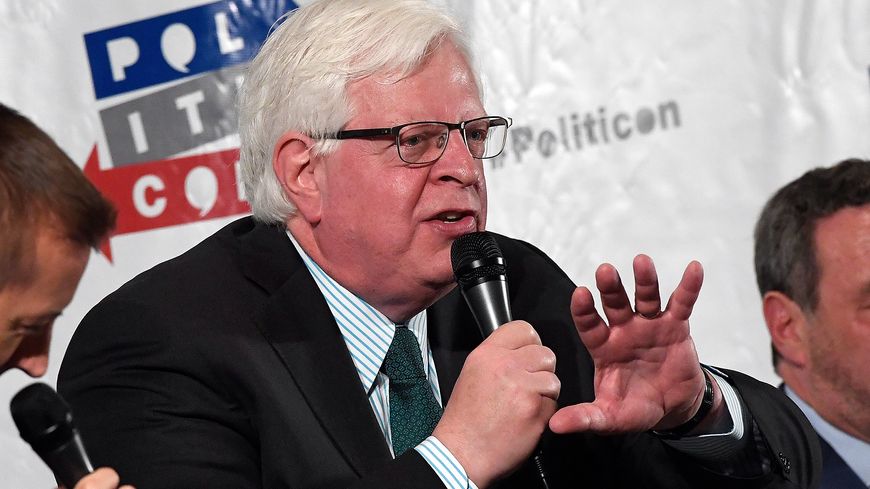 L'animateur de radio controversé Dennis Prager a finalement dirigé l'orchestre