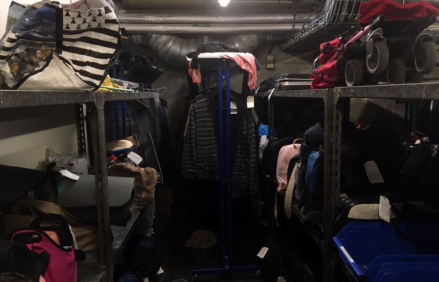 Quelques uns des objets trouvés qui attendent leur propriétaire Gare Montparnasse