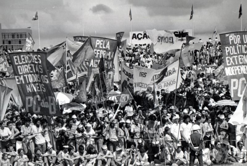 Manifestation à Brasilla pour les élections directes au moment de l'ouverture