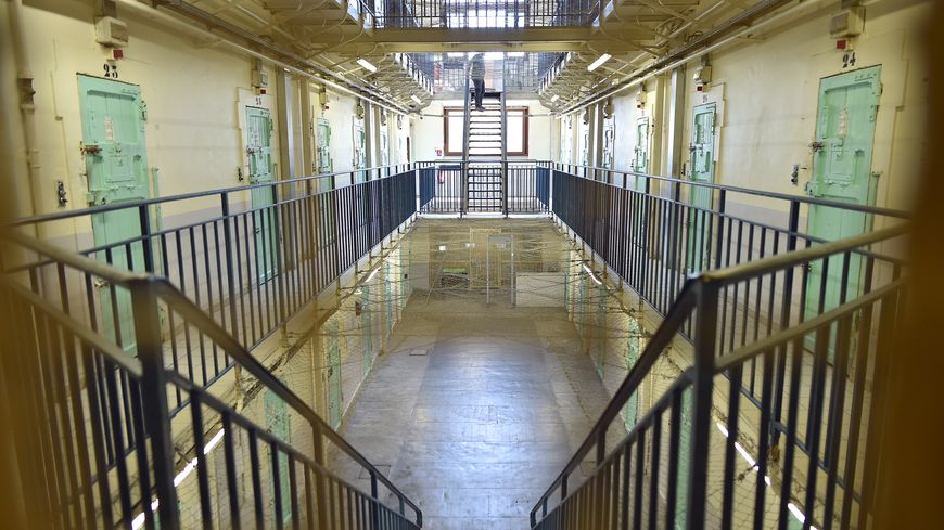 Outre la surpopulation carcérale et l'insalubrité des prisons françaises, le cas des détenus souffrant de troubles et maladies psychiatriques pose également problème.