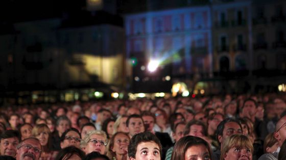 Spectateurs devant un film présenté en plein air sur la Piazza Grande à Locarno, pendant le festival du film ©AFP - Reto Albertalli