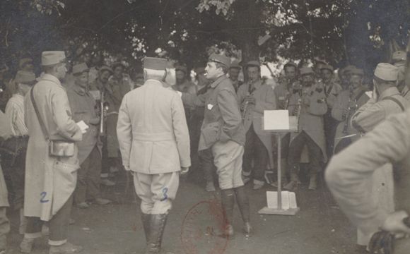Reynaldo Hahn (de profil, au centre) dirigeant la répétition d'un orchestre militaire, en 1916.