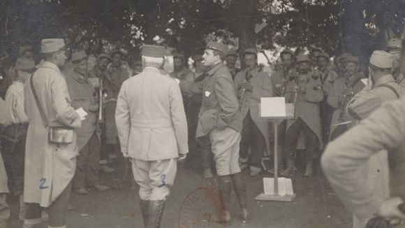 Reynaldo Hahn (de profil, au centre) dirigeant la répétition d'un orchestre militaire, en 1916.