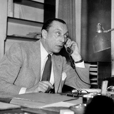 Photo prise le 26 juin 1948, de l'homme de théâtre Louis Jouvet, acteur et metteur en scène, dans son bureau du Théâtre de l'Athénée dont il a été le directeur de 1934 à 1951.