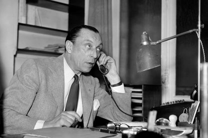 Photo prise le 26 juin 1948, de l'homme de théâtre Louis Jouvet, acteur et metteur en scène, dans son bureau du Théâtre de l'Athénée dont il a été le directeur de 1934 à 1951. Photo prise le 26 juin 1948, de l'homme de théâtre Louis Jouvet, acteur et metteur en scène, dans son bureau du Théâtre de l'Athénée dont il a été le directeur de 1934 à 1951.