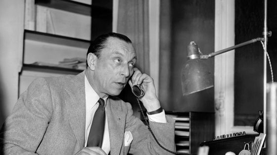 Photo prise le 26 juin 1948, de l'homme de théâtre Louis Jouvet, acteur et metteur en scène, dans son bureau du Théâtre de l'Athénée dont il a été le directeur de 1934 à 1951. ©AFP - AFP