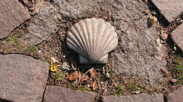 Sculpture d'une coquille marquant le chemin de Saint-Jacques-de-Compostelle à la chapelle Sainte-Croix de Forbach.