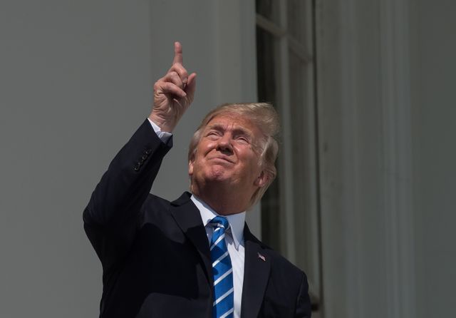 S'il n'a regardé l'éclipse sans protection que quelques instants, Donald Trump a provoqué les moqueries des internautes... qui n'attendaient que ça !