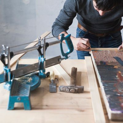 Homme concentré sur son oeuvre.