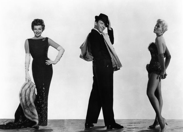 L'acteur Frank Sinatra encadré par deux des plus belles femmes de l'âge d'or d'Hollywood : Rita Hayworth et Kim Novak. Les acteurs étaient réunis dans "Pal Joey" de George Sidney (1957)