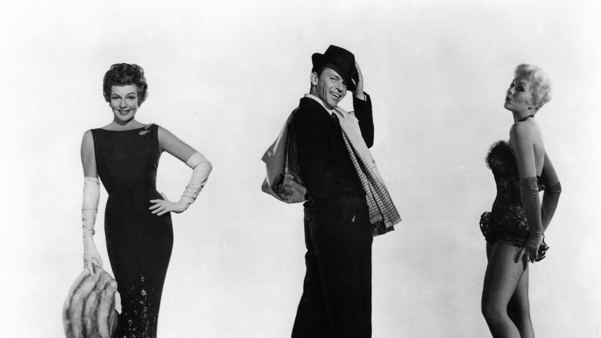 L'acteur Frank Sinatra encadré par deux des plus belles femmes de l'âge d'or d'Hollywood : Rita Hayworth et Kim Novak. Les acteurs étaient réunis dans "Pal Joey" de George Sidney (1957)