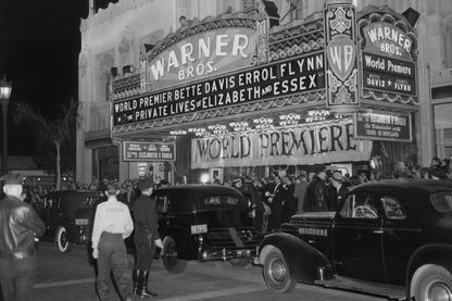 Cinéma Warner Brothers pour la premiere de 'The Private Lives of Elizabeth of Essex' à Beverly Hills, Los Angeles. Cinéma Warner Brothers pour la premiere de 'The Private Lives of Elizabeth of Essex' à Beverly Hills, Los Angeles.