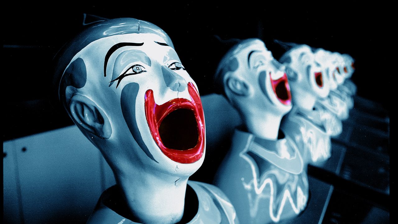 Clowns rieurs dans un spectacle forain.