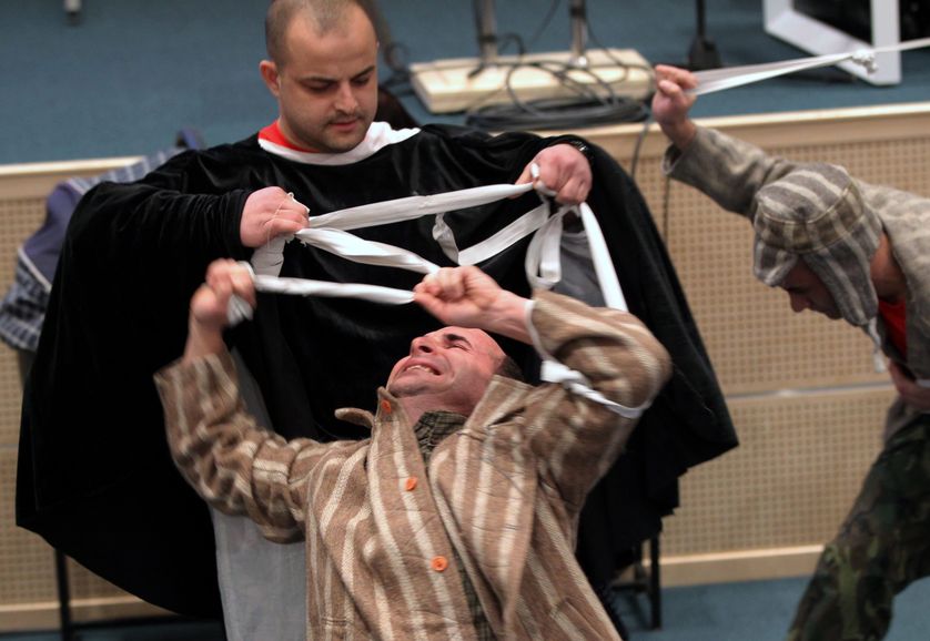 Pièce de théâtre de détenus roumains lors de la Conférence Internationale sur la Santé Mentale et les Addictions en Prison à Bucarest en 2013.