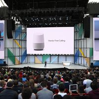 Rishi Chandra, responsable des produits "Home" de Google, présente lors d'une conférence l'assistant domestique développé par la firme américaine