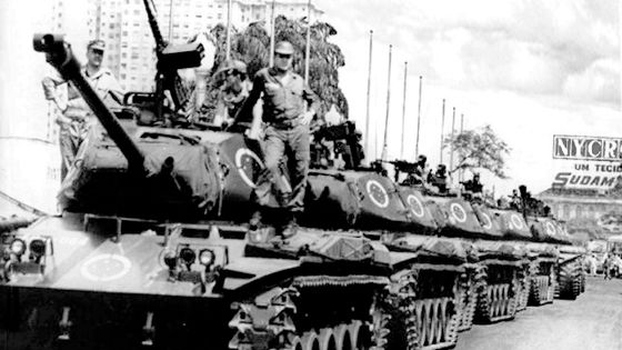 Les tanks militaires occupent l'avenue du Président-Vargas, à Rio de Janeiro, en avril 1968 - CC BY-SA 4.0