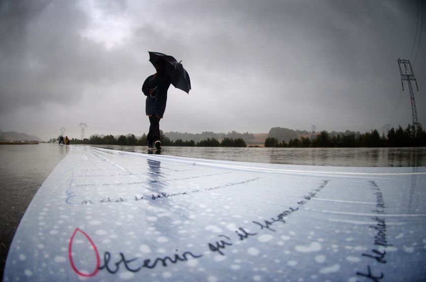 Une femme marche le 04 août 2006 à côté du plus long poème du monde.