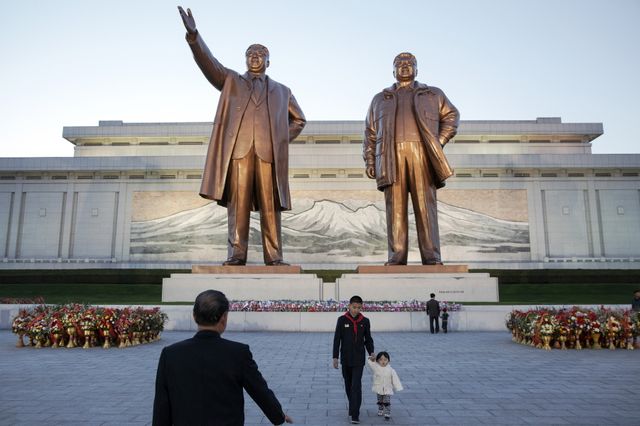 A Pyongyang, les statues de Kim Il Sung et de Kim Jong Il