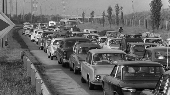 le 1er juillet 1967 sur l'autoroute à la sortie de Paris ©AFP