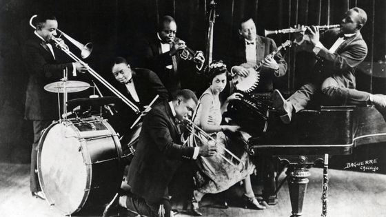 Le trompettiste Louis Armstrong avec le King Oliver's Creole Jazz Band à Chicago en 1923 ©AFP - ©Collection Leemage