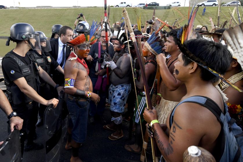 Des Indiens brésiliens face à la police, lors de leur marche annuelle en faveur de leurs droit, à Brasilia, le 25 avril 2017.