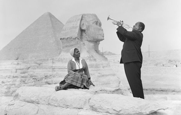Louis Armstrong et sa femme Lucille pendant une visite aux pyramides de Gizeh