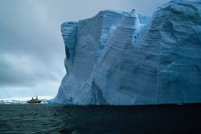 L'aventure face à l'immensité de la glace L'aventure face à l'immensité de la glace