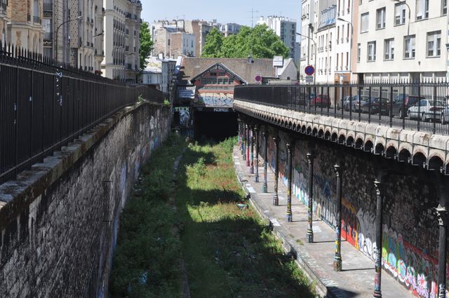 La Petite Ceinture au niveau de la station Avenue Saint-Ouen