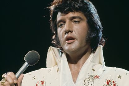 Elvis Presley (1935 - 1977) lors d'un show télévisé à Honolulu en 1973 Elvis Presley (1935 - 1977) lors d'un show télévisé à Honolulu en 1973