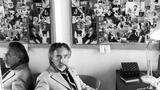 Roman Gary à son bureau lors d'un entretien radiophonique dans "Les Après-midi de France Culture", le 9 novembre 1973 ©AFP - Dominique Gonot / INA