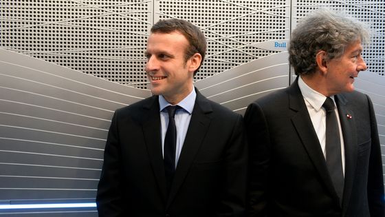 Emmanuel Macron et Thierry Breton le 12 avril 2016. ©AFP - Eric Piermont