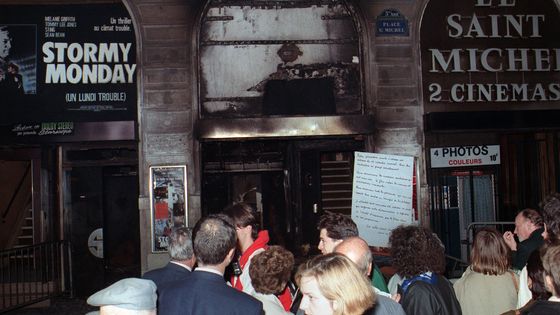 Des Parisiens manifestent, le 24 octobre 1988 en face du cinéma Saint-Michel, place Saint-Michel à Paris, deux jours après l'attentat qui a détruit le cinéma, où était projeté le film de Martin Scorsese, "La dernière tentation du Christ". ©AFP - GERARD FOUET / AFP
