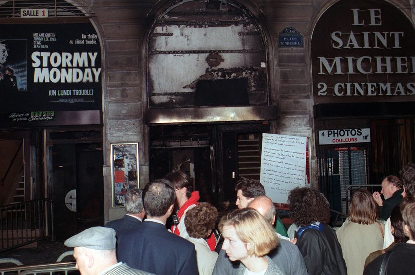 Des Parisiens manifestent, le 24 octobre 1988 en face du cinéma Saint-Michel, place Saint-Michel à Paris, deux jours après l'attentat qui a détruit le cinéma, où était projeté le film de Martin Scorsese, "La dernière tentation du Christ".